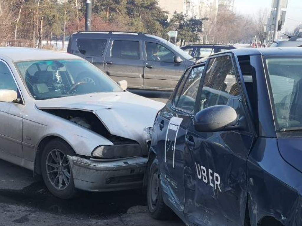 В Деснянском районе Киева произошло ДТП: пострадал пассажир такси (ФОТО)