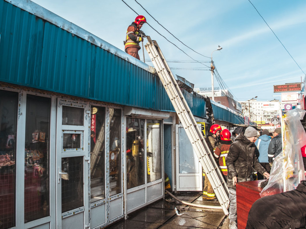 У метро «Дарница» в Киеве горели МАФы (ФОТО)