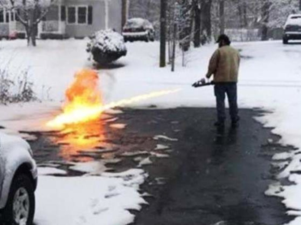 Ленивый житель США решил убрать снег с помощью огнемета (ВИДЕО)