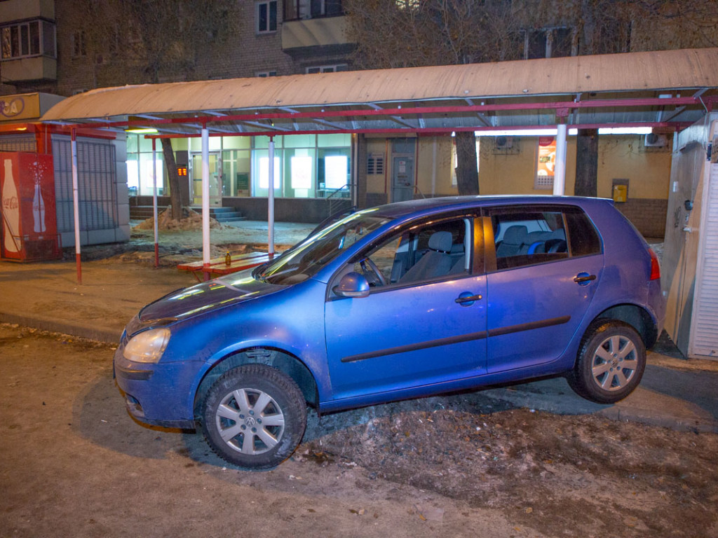 Пьяный водитель Volkswagen застрял на куче снега в Днепре (ФОТО, ВИДЕО)