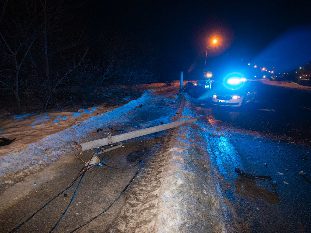 На столичной Троещине водитель Audi снес столб и сбежал с места происшествия (ФОТО, ВИДЕО)