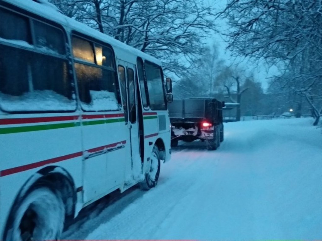 В Кременчуге в снегу застрял пассажирский автобус (ФОТО)