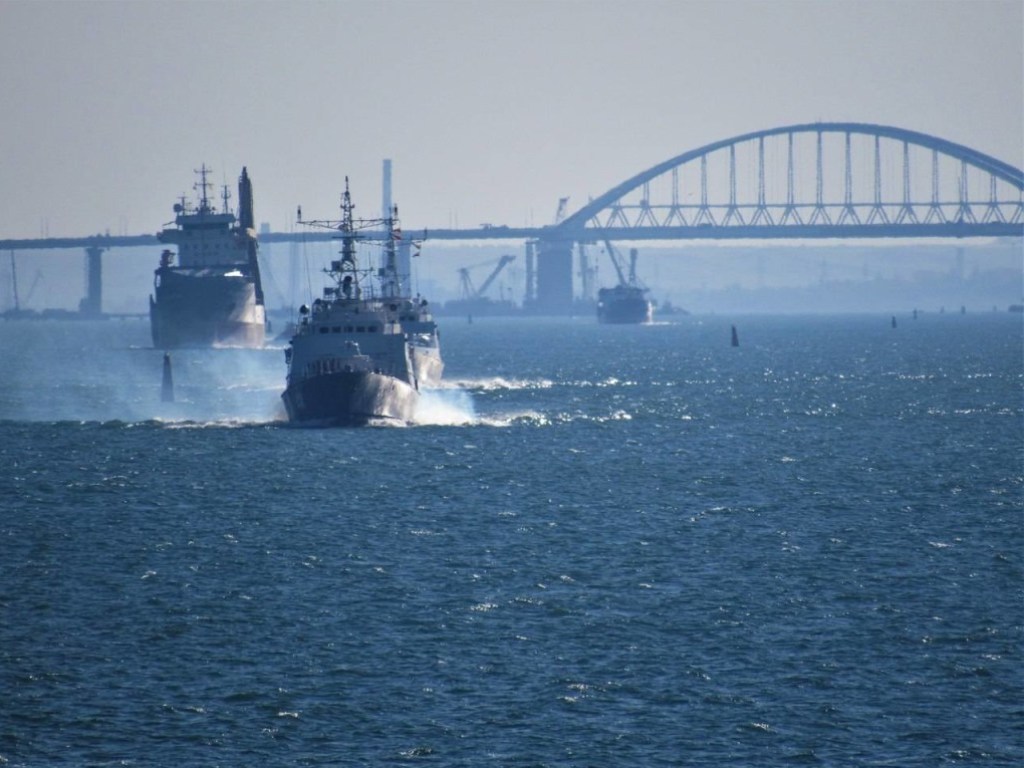 В Керченском проливе загорелись два судна (ВИДЕО)