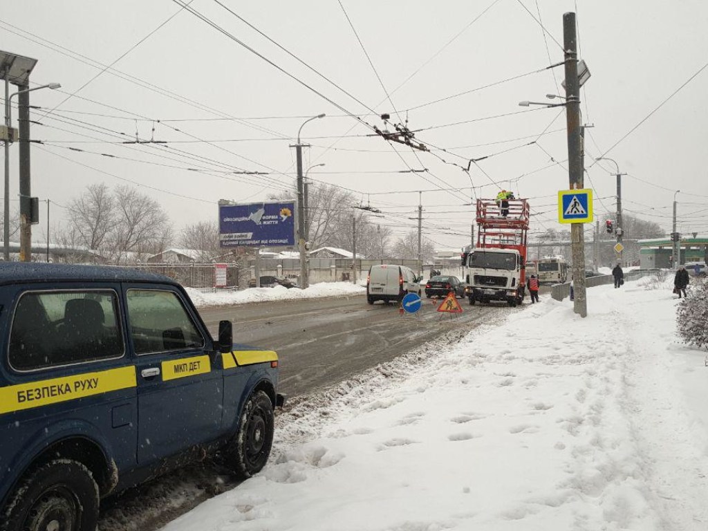 В Днепре авария на контактной сети: движение троллейбусов затруднено (ФОТО)