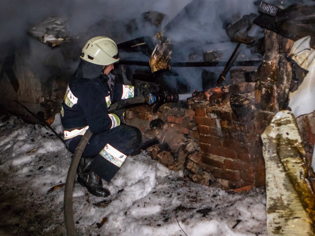 В Днепре ночью два часа горел жилой дом: еле спасли двух мужчин (ФОТО, ВИДЕО)