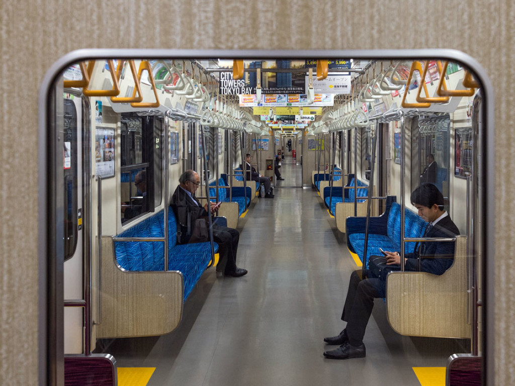 Токийское метро предложило бесплатную еду, чтобы сократить количество пассажиров утром