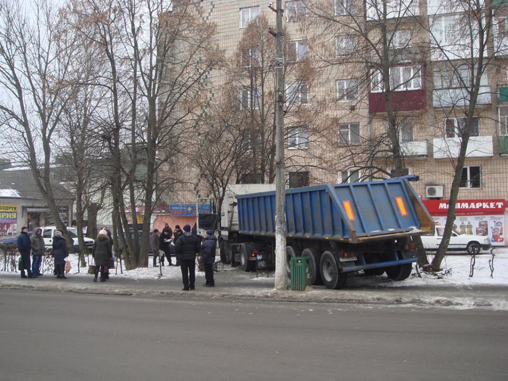 В Ровенской области огромный грузовик вынесло на тротуар (ФОТО)