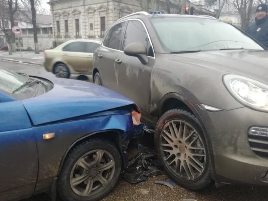 ДТП в Николаеве: ВАЗ «поцеловал» Porsche Cayenne (ФОТО) 