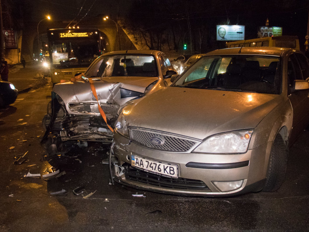 На Куреневке в Киеве столкнулись Ford и Lanos: обе машины получили серьезные повреждения (ФОТО, ВИДЕО)