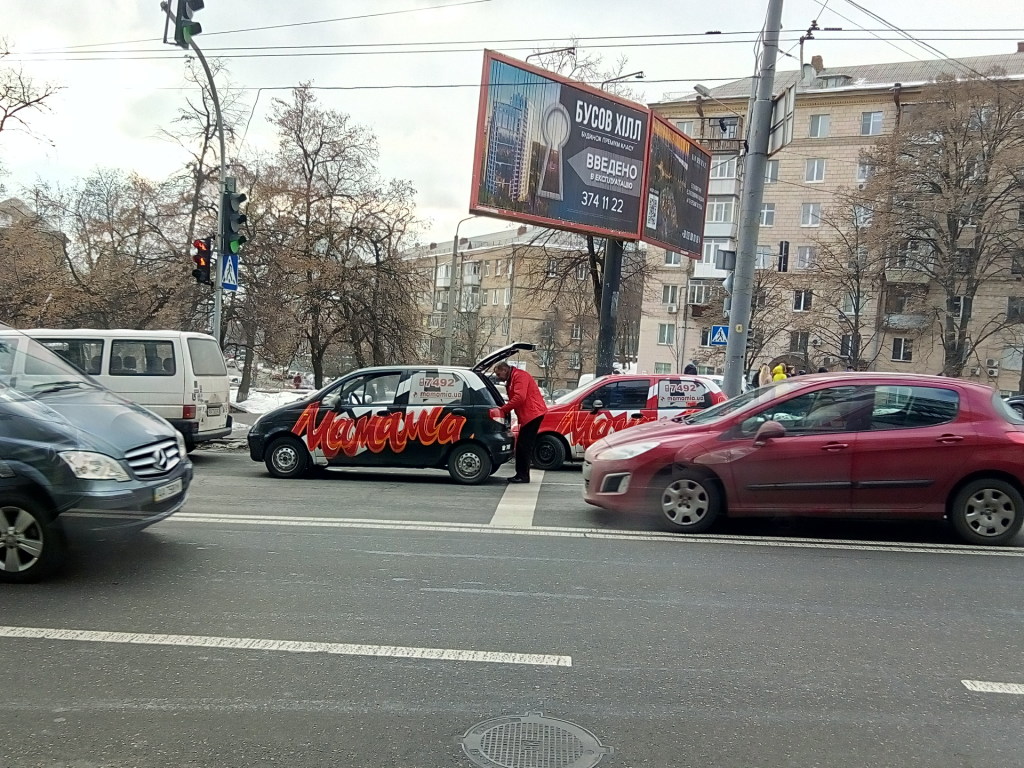 На Печерске в Киеве не поделили дорогу два автомобиля доставки пиццы (ФОТО)