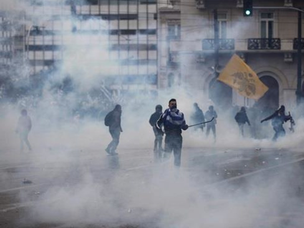 Прорывались в парламент: в Греции участники акции протеста забросали камнями полицейских (ФОТО)