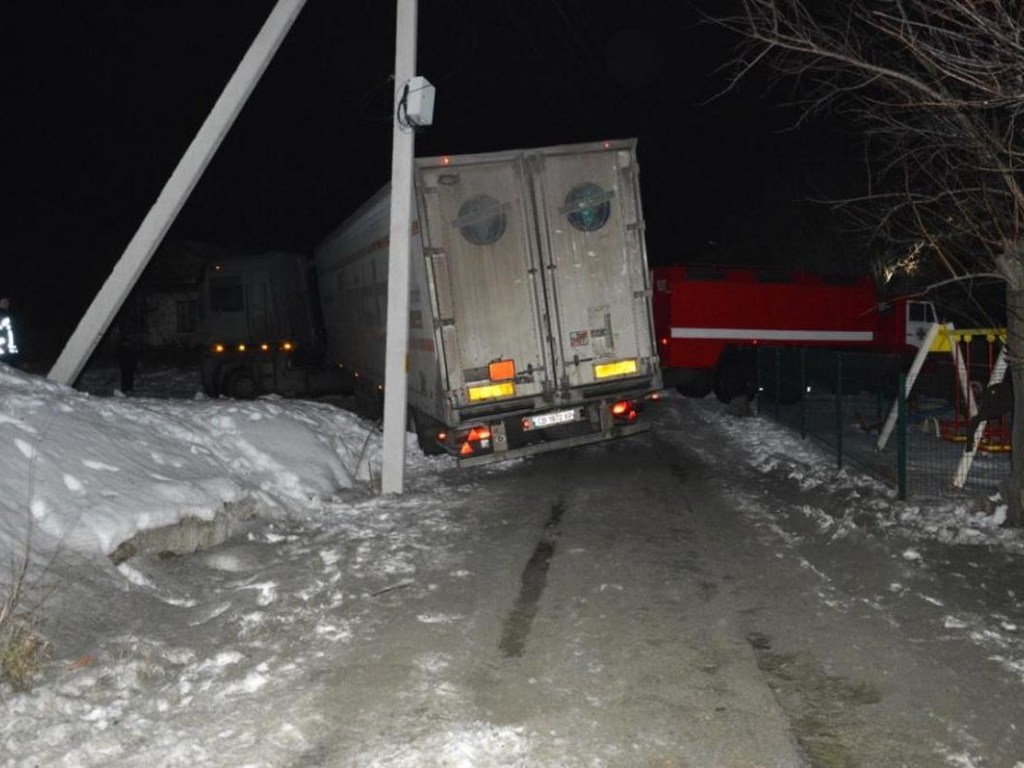 В Днепре спасатели отбуксировали застрявший из-за гололеда грузовик (ФОТО, ВИДЕО)