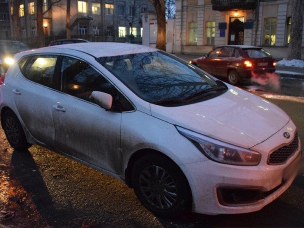 В Николаеве девушка за рулем Kia протаранила припаркованный Hyundai (ФОТО)