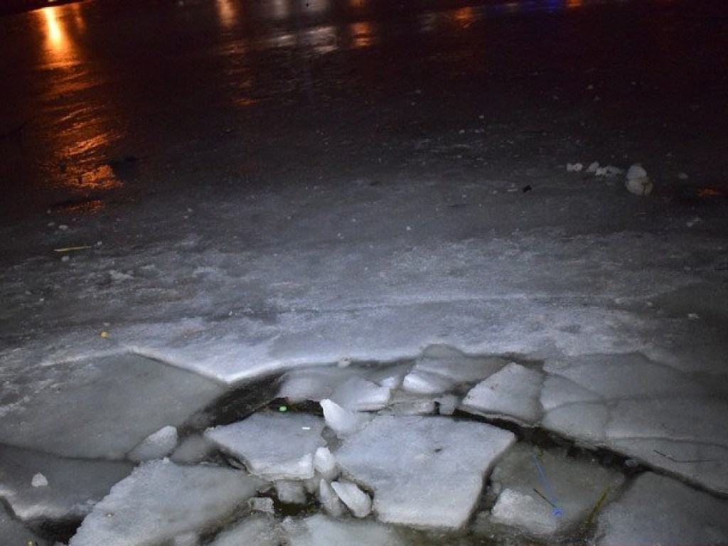 Детей, провалившихся под лед в Николаеве, спасли школьники (ФОТО, ВИДЕО)