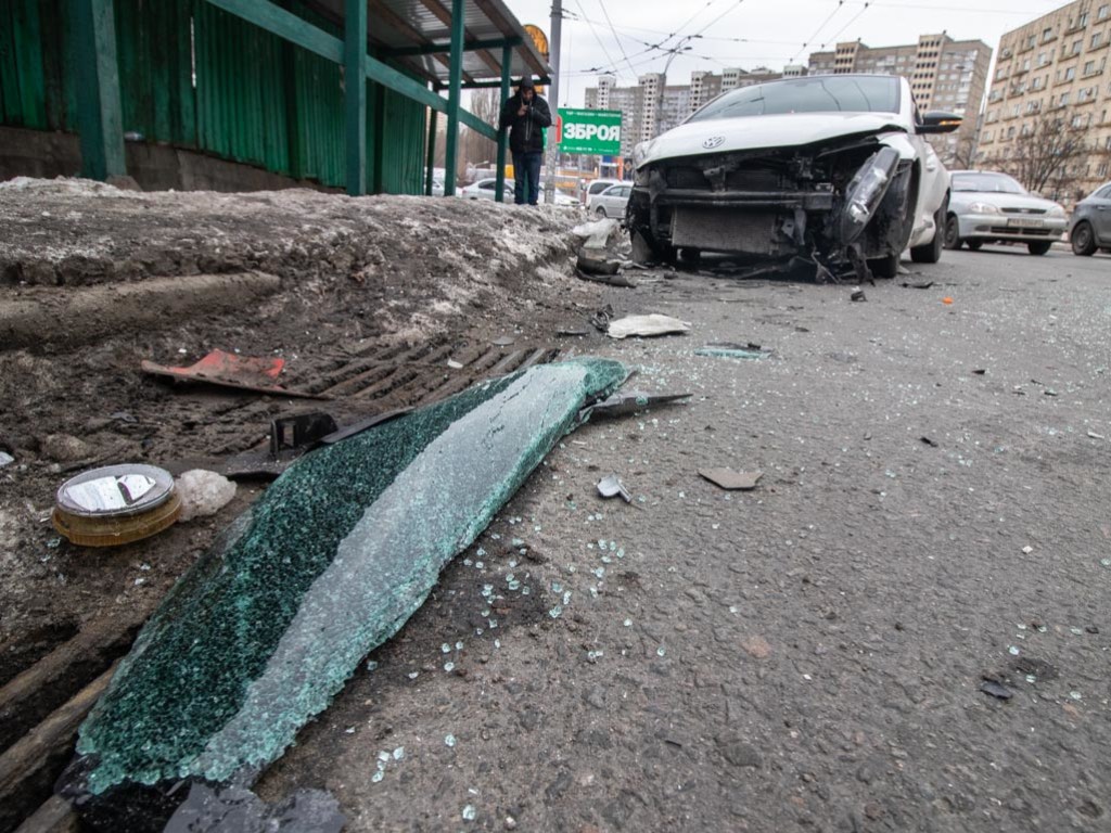 На улице Гетьмана в Киеве произошло ДТП с участием трех автомобилей (ФОТО, ВИДЕО)