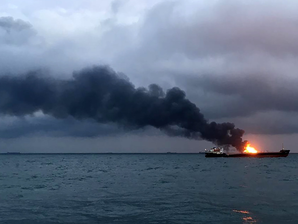 Смертоносный пожар в Керченском проливе: РФ прекратила спасательную операцию, шансов найти живых моряков нет