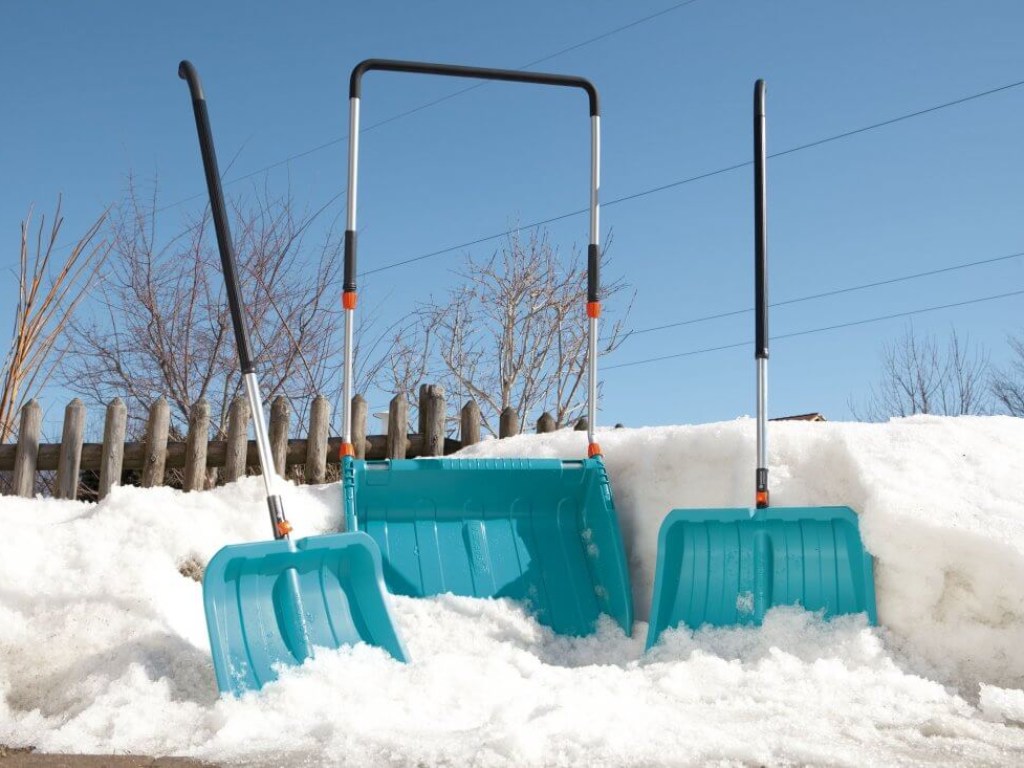 В школе Каменского Герб Украины использовали как лопату для уборки снега (ФОТО)