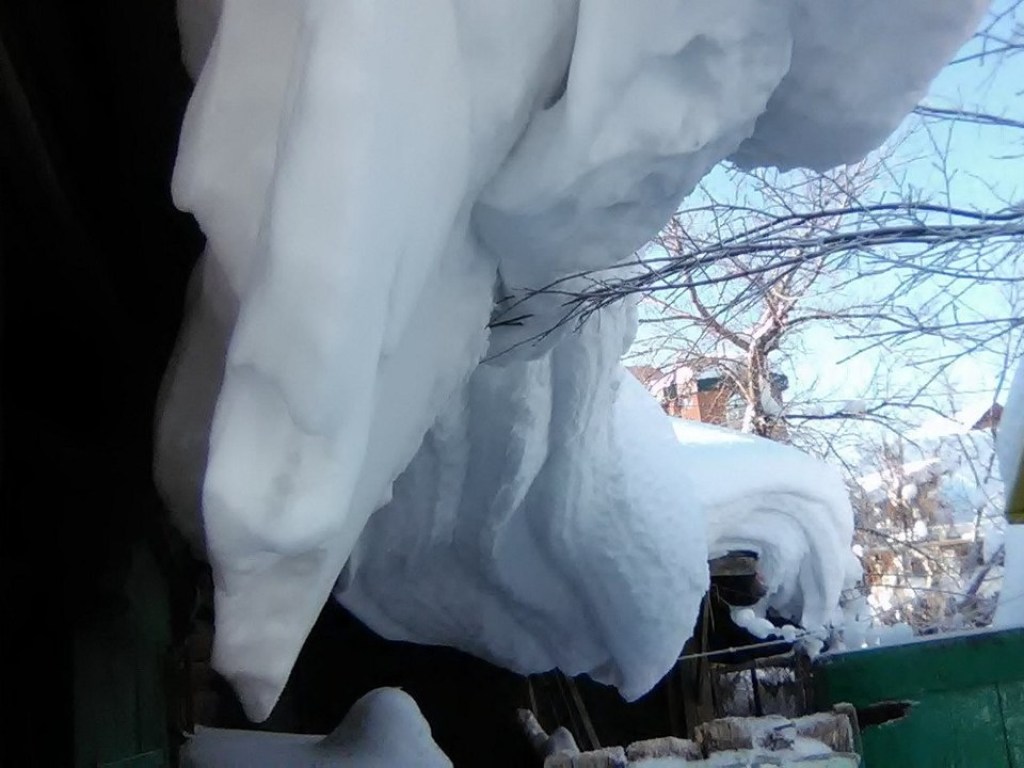 «Мама едва осталась жива»: В центре Киева огромная глыба льда рухнула на авто и пробила крышу (ВИДЕО)