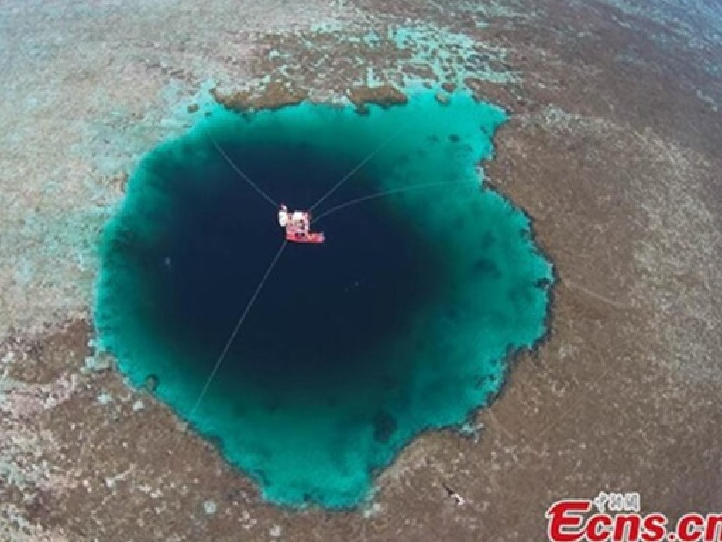 В Китае обнаружен самый глубокий природный колодец в мире (ФОТО)