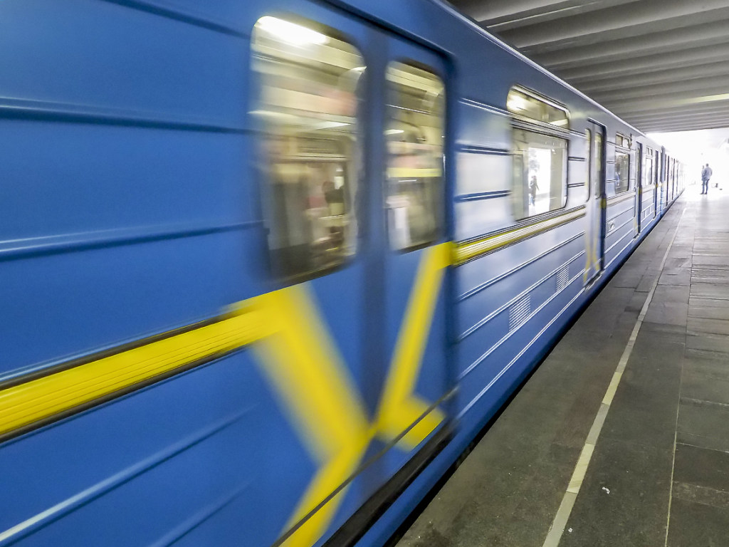 В Киеве на станции метро Гидропарк мужчина упал на рельсы