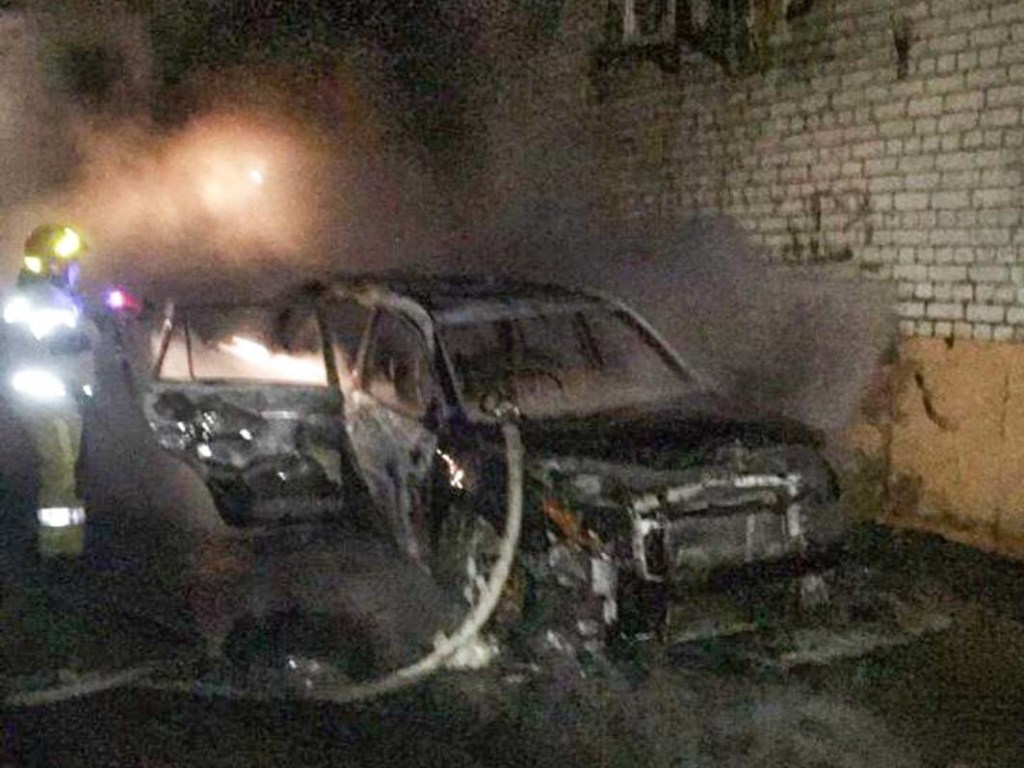 Пакет с зажигательной смесью: Ночью в Голосеевском районе столицы полностью сгорели 3 авто (ФОТО)