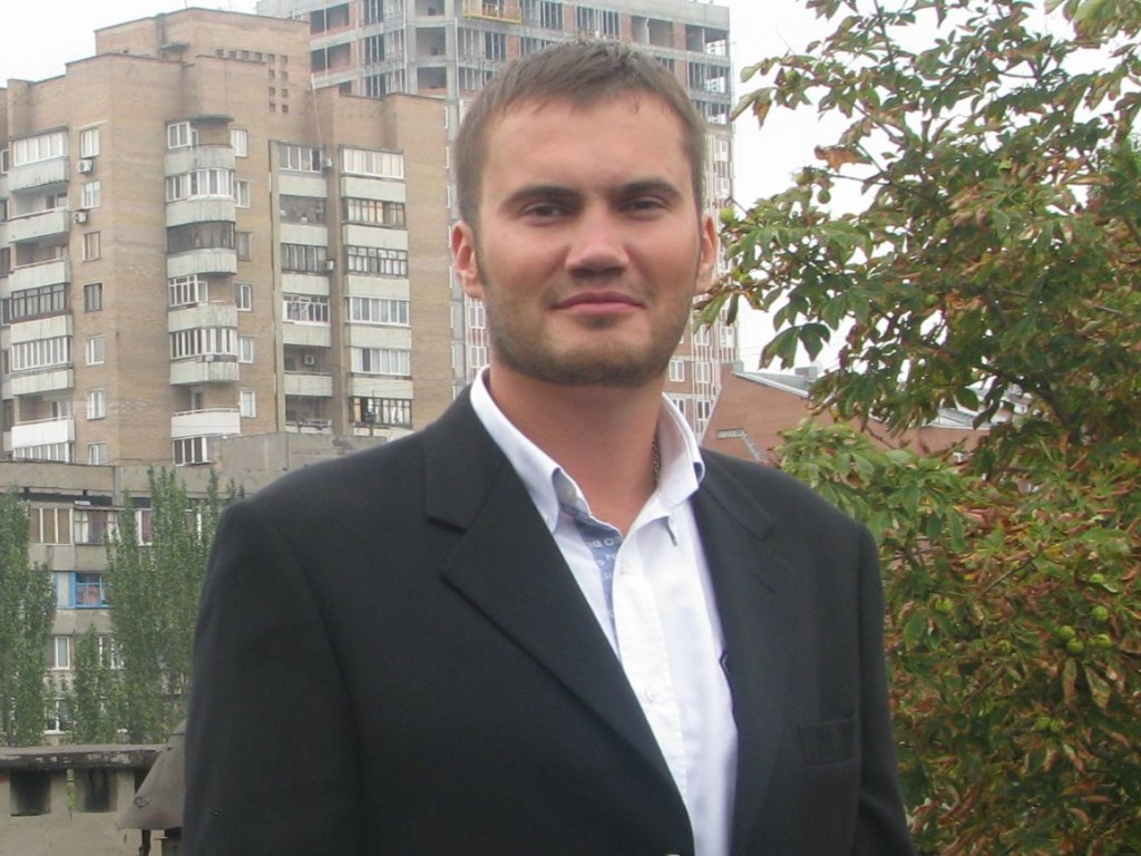 «Семейный склеп»: Журналисты показали могилу Януковича в Крыму (ВИДЕО)