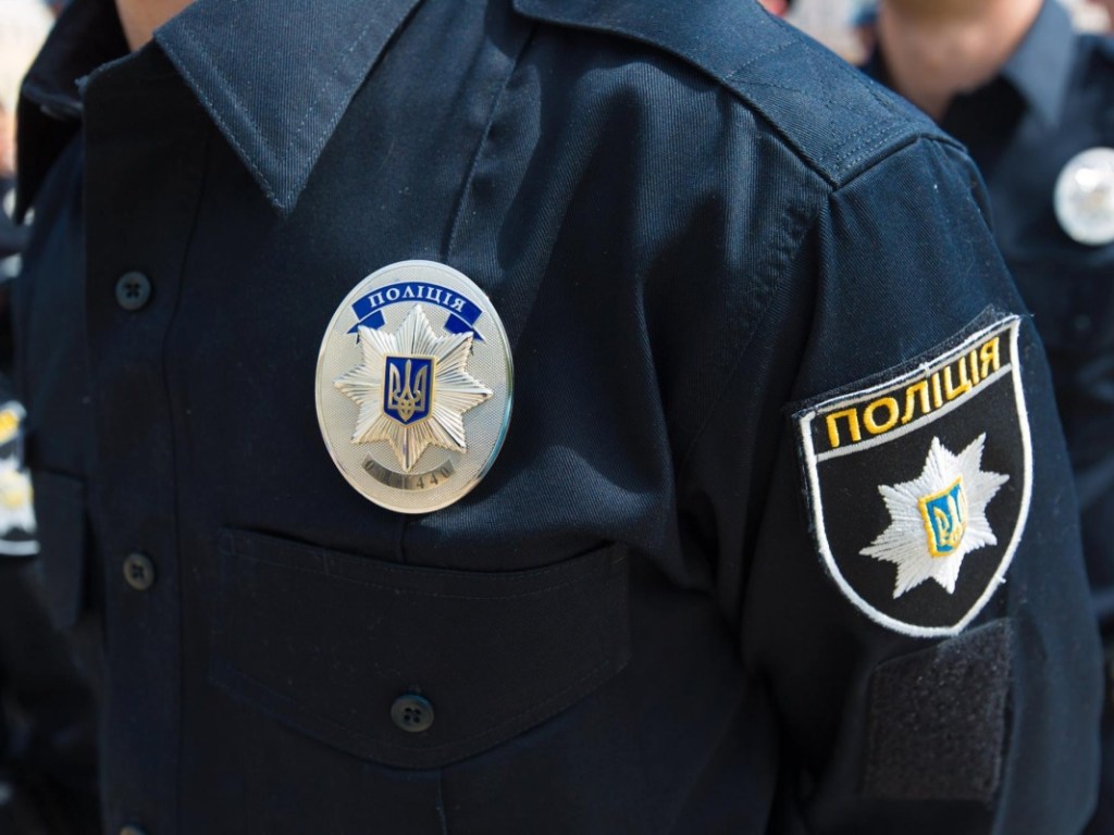 В Одессе полицейский остановил автомобиль нарушителя и жестоко за это поплатился