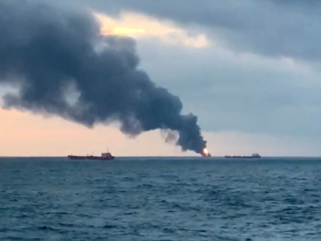 В Черном море продолжают тушить российские танкеры: свежие фото