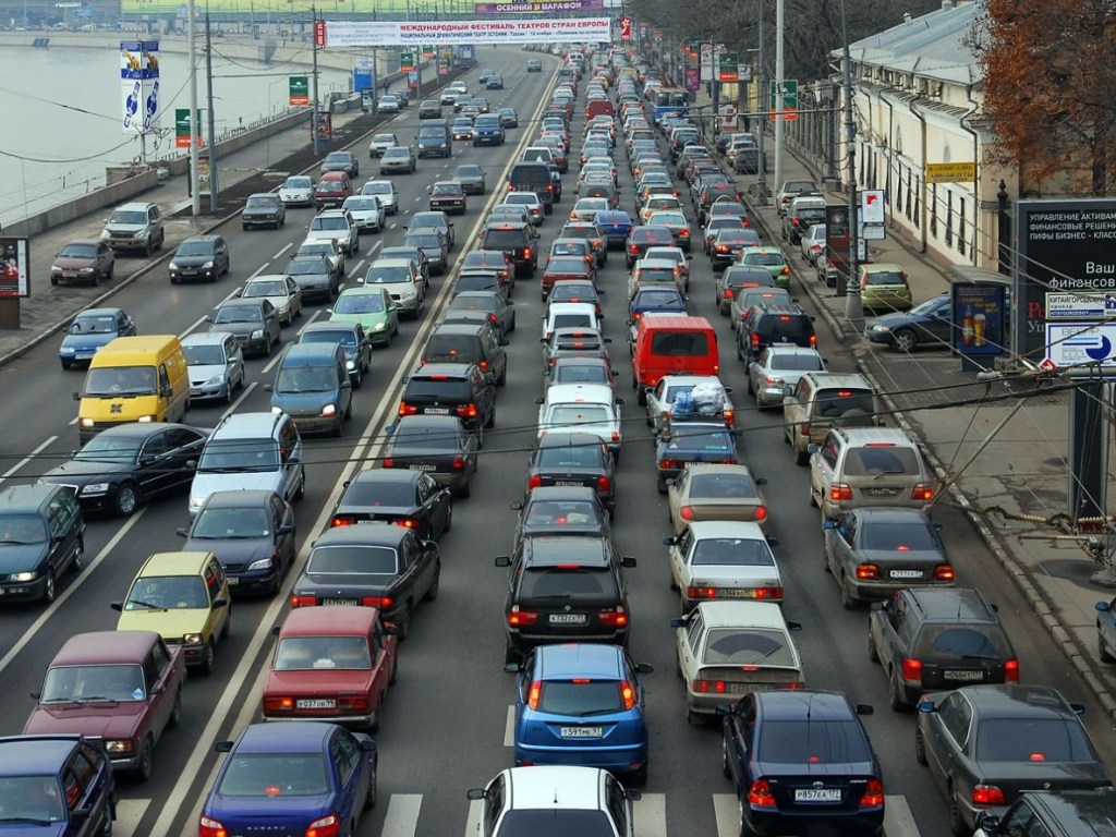 Непогода в Киеве: На столичных дорогах образовались 7-балльные пробки (ФОТО)