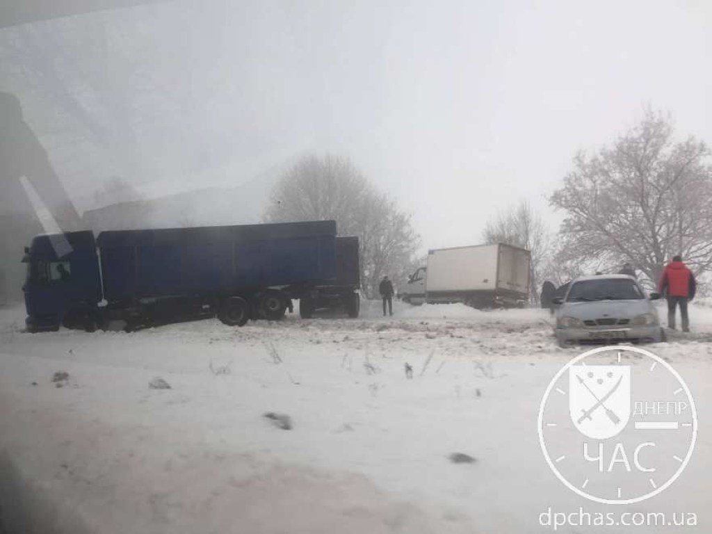 Снежный апокалипсис под Днепром: На трассе столкнулись 10 автомобилей (ФОТО)
