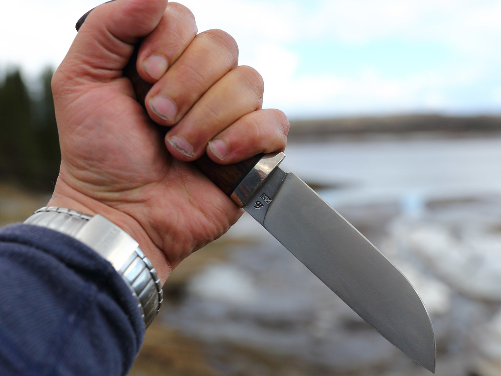 В Запорожье неизвестные ударили ножом по лицу прохожего (ФОТО)