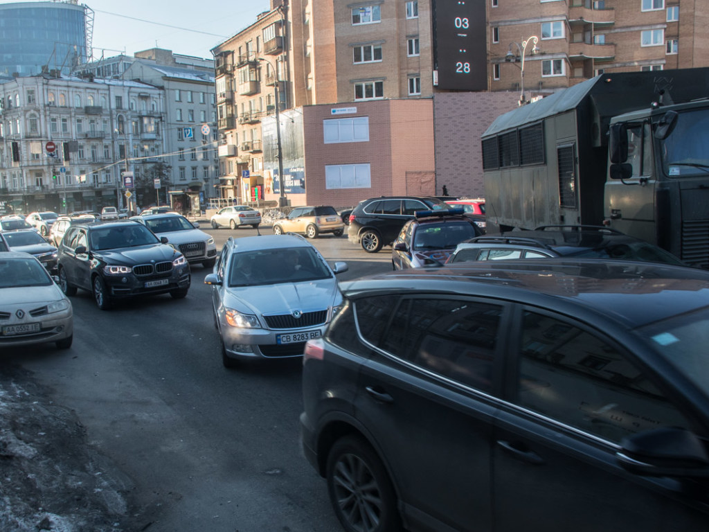 В центре Киева грузовик с бойцами Нацгвардии устроил ДТП (ФОТО)