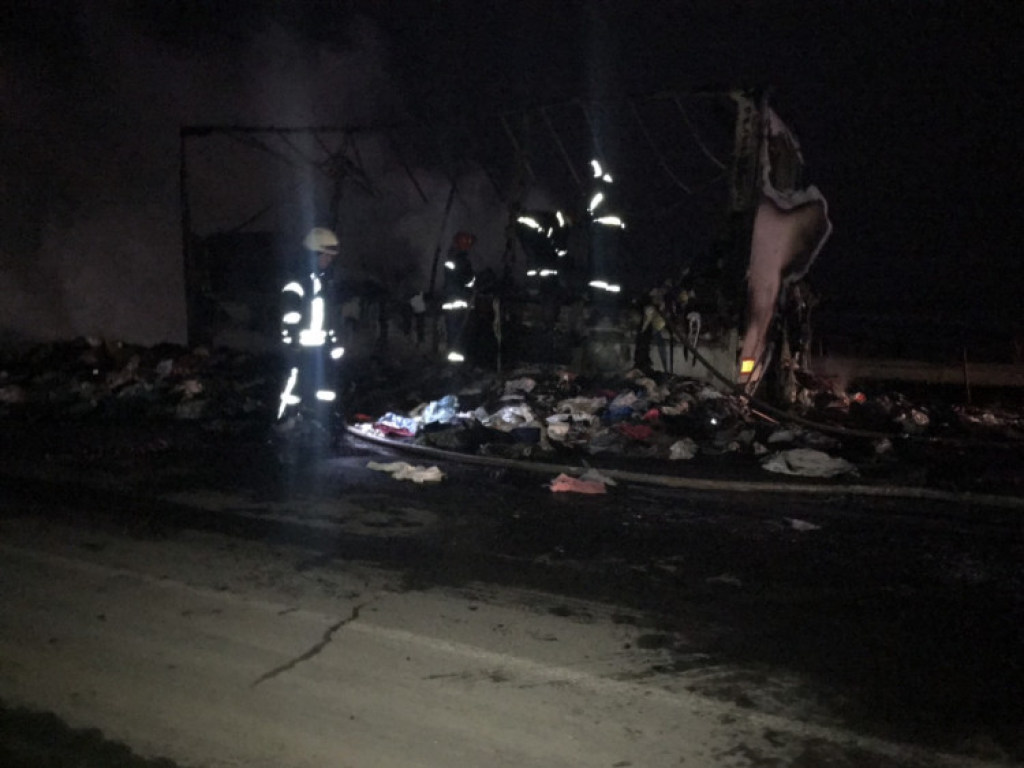 На трассе в Хмельницкой области в грузовике сгорело 10 тонн одежды (ФОТО)