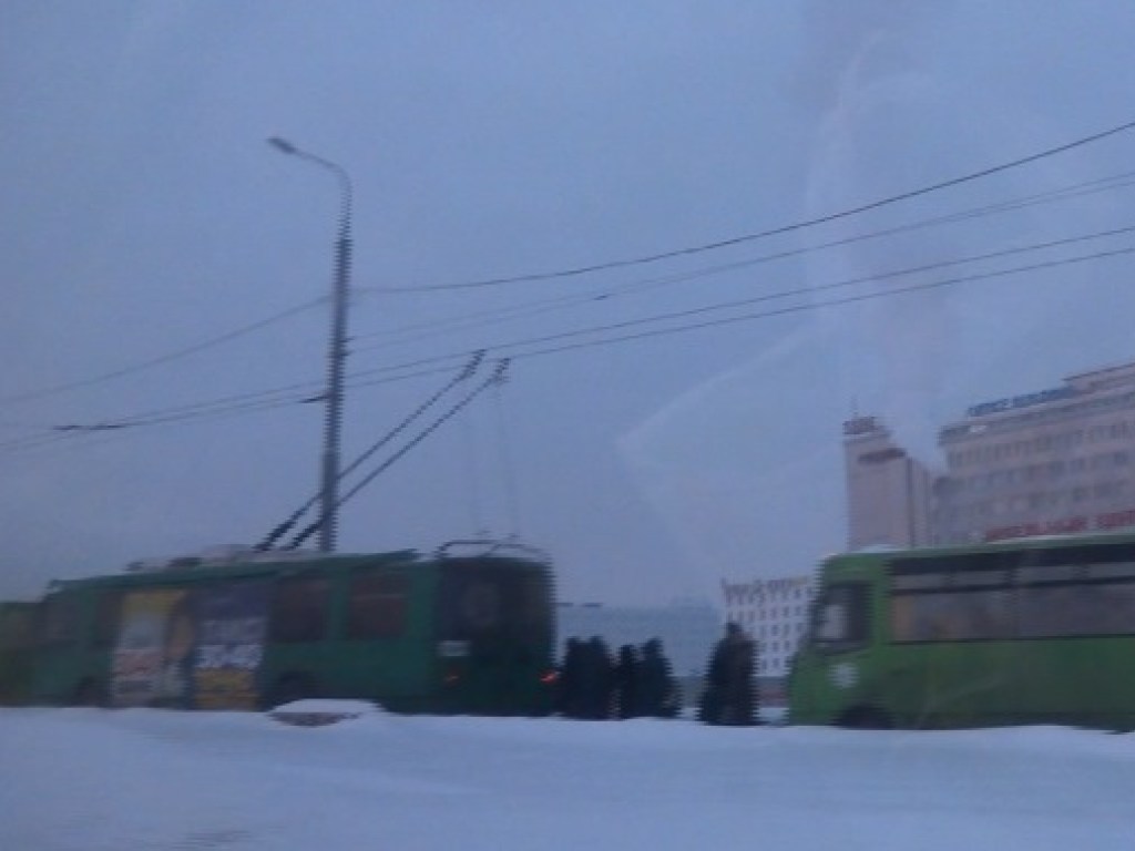 Сотни людей попали в транспортную ловушку на мосту в Харькове (ФОТО, ВИДЕО)