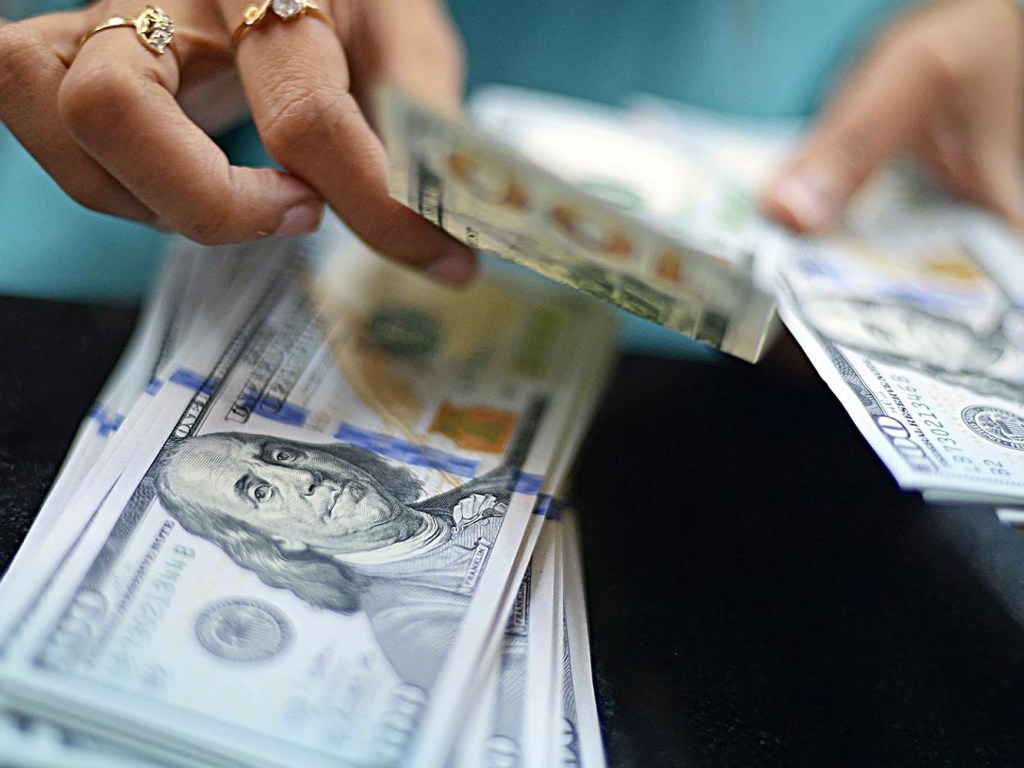 НБУ установил официальный курс доллара на уровне 27,89 гривны за доллар