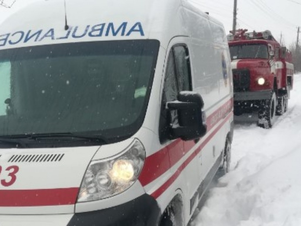 В Киевской области скорая помощь застряла в сугробе