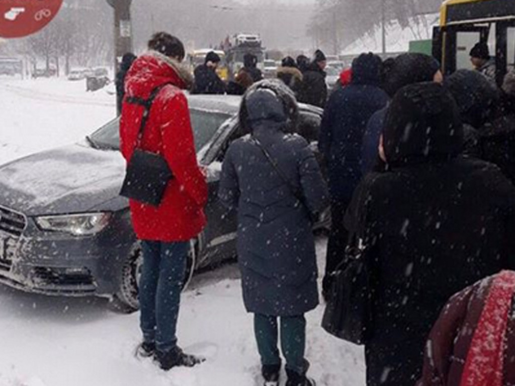 В Киеве на улице Елены Телиги авто влетело в остановку, где стояли люди (ФОТО)
