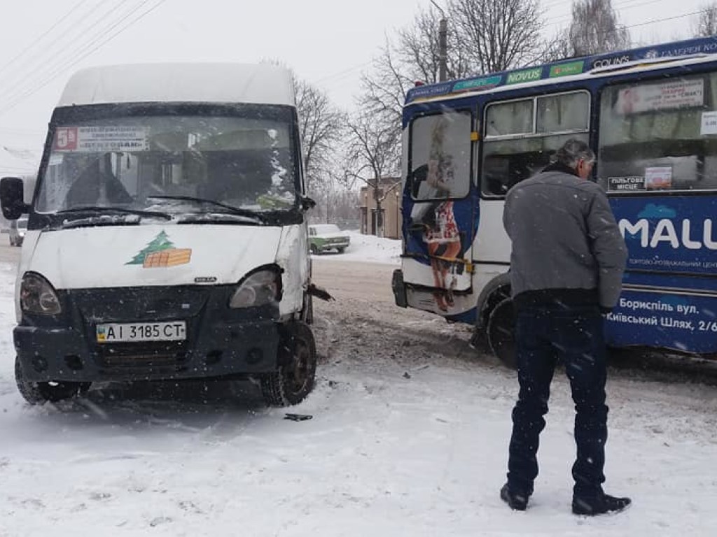 В Борисполе столкнулись две маршрутки с людьми (ФОТО)