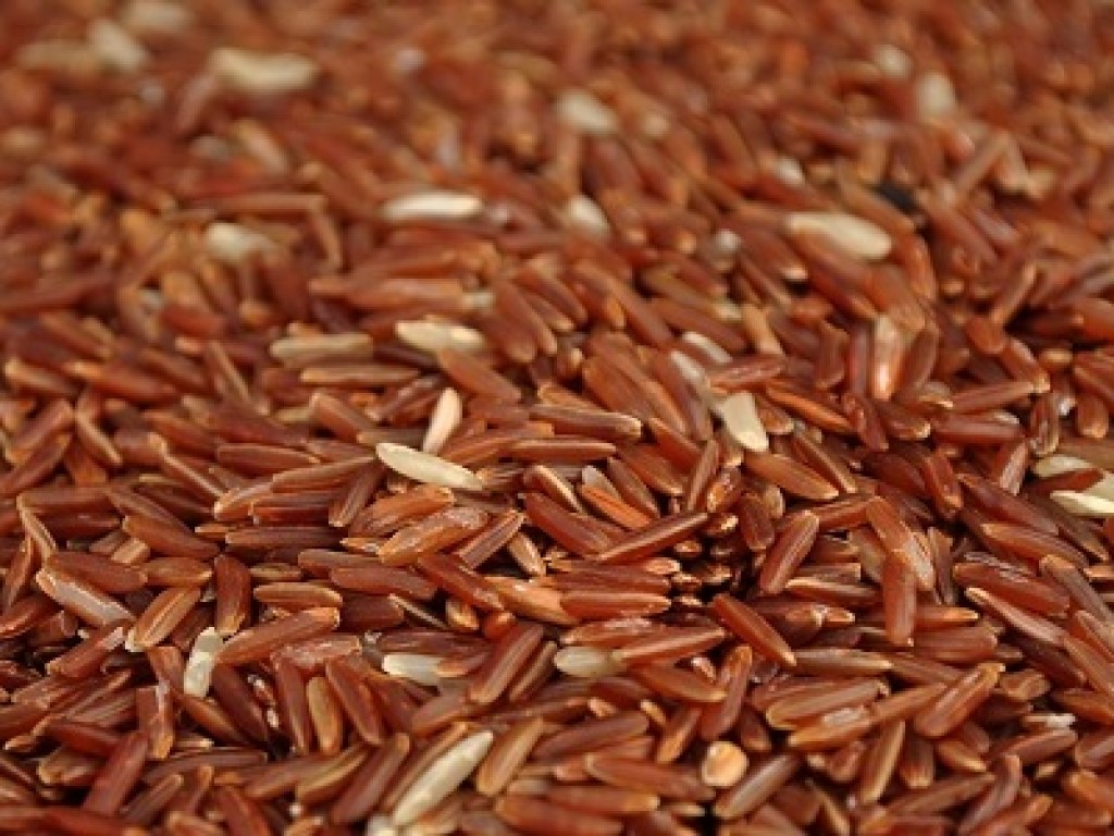 Врач: избавиться от солевых отложений поможет бурый рис