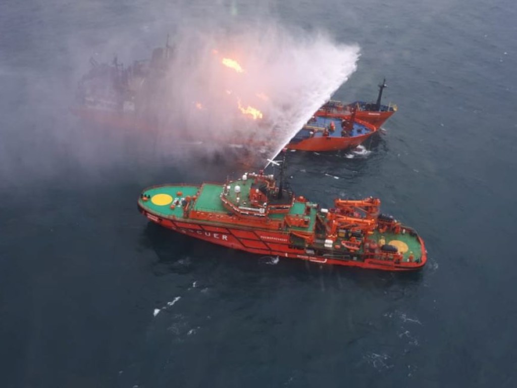 Пожар на танкерах в Черном море: спасатели до сих пор не смогли ликвидировать огонь