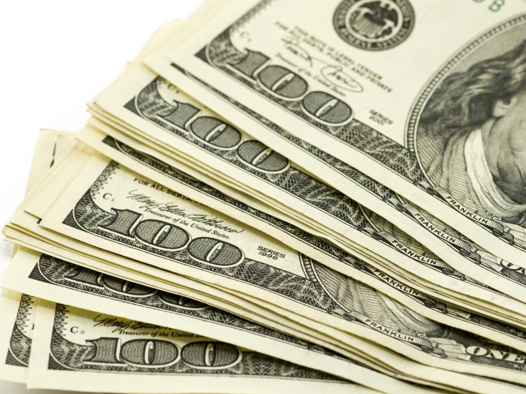 Курс доллара в столичных обменниках понизился почти на 14 копеек