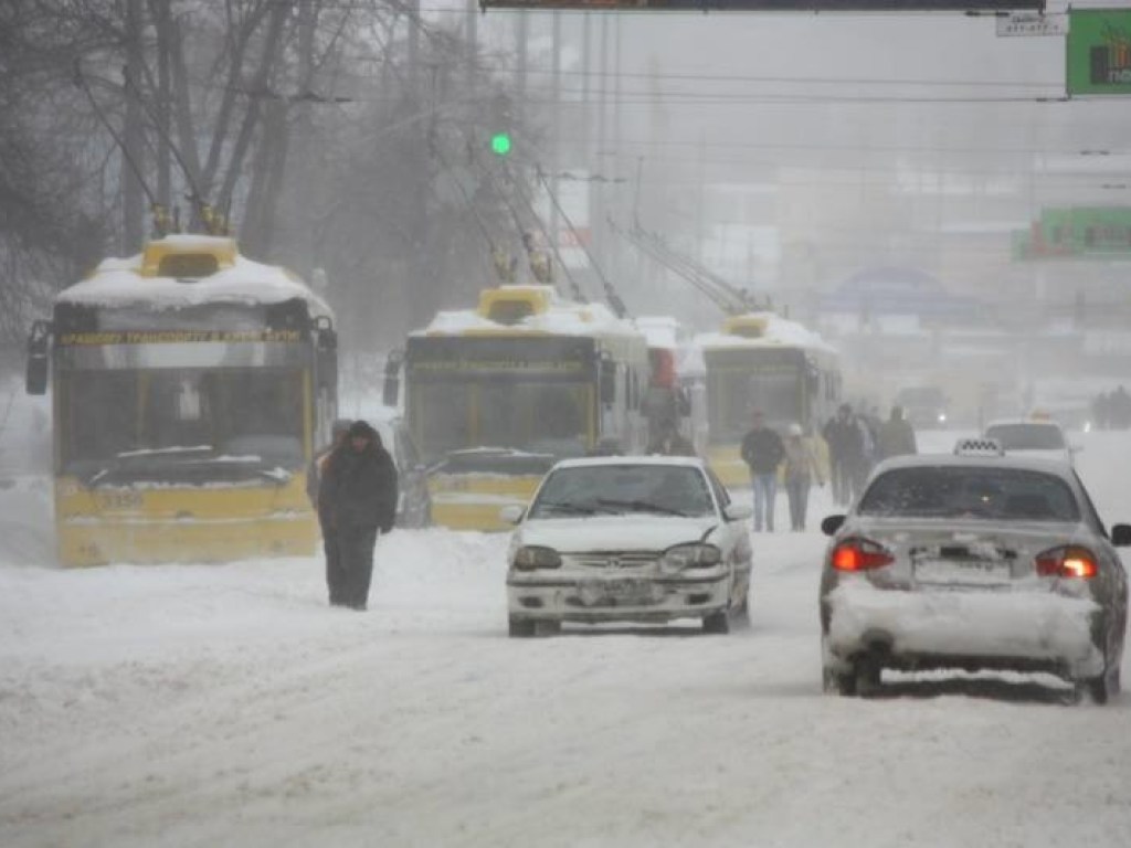 Снежный коллапс в Киеве: Техники не хватает даже на магистрали – нардеп