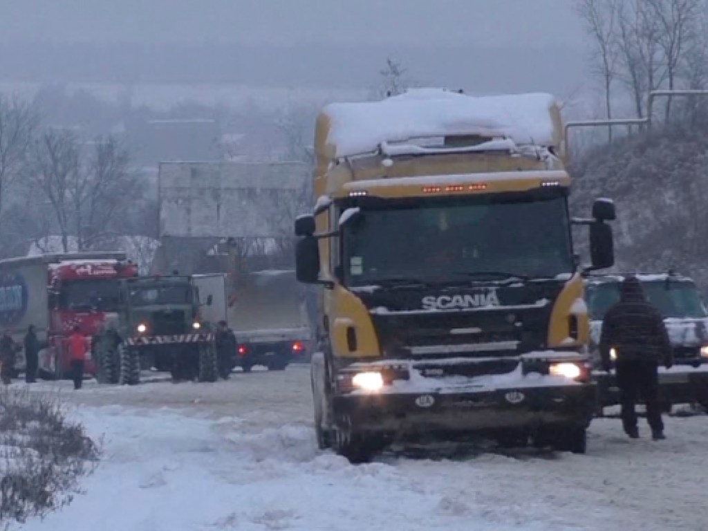Из-за снегопада в Киев не пустят грузовики 