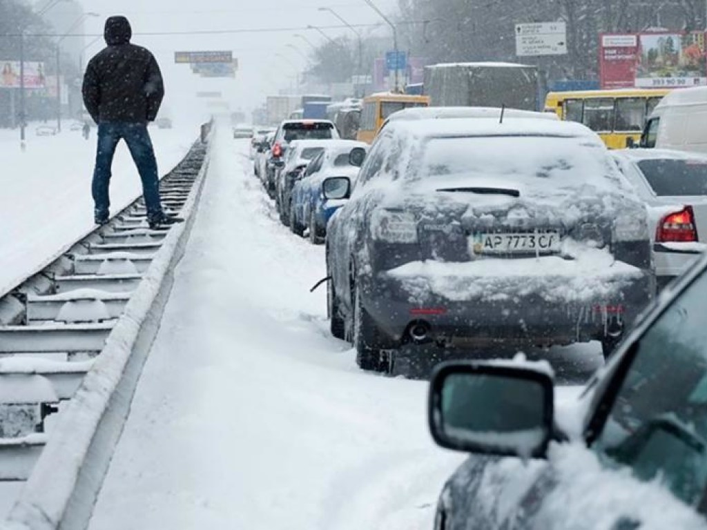 Снегопад в Киеве: произошло 25 ДТП и образовались гигантские пробки (КАРТА)