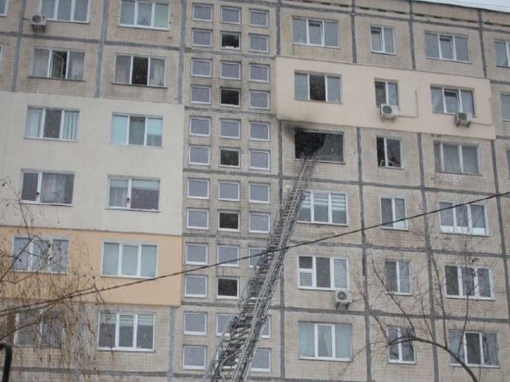 Пьяный квартирант уснул: в Киеве на Оболони вспыхнул пожар в многоэтажном жилом доме (ФОТО)