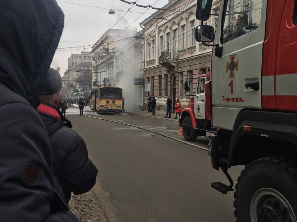 В Тернополе на ходу загорелся троллейбус (ФОТО, ВИДЕО)