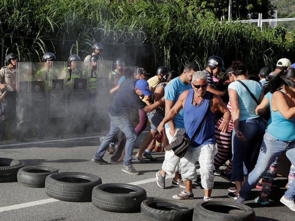 В Венесуэле начали протестовать против президента: произошли стычки демонстрантов с полицией (ВИДЕО)