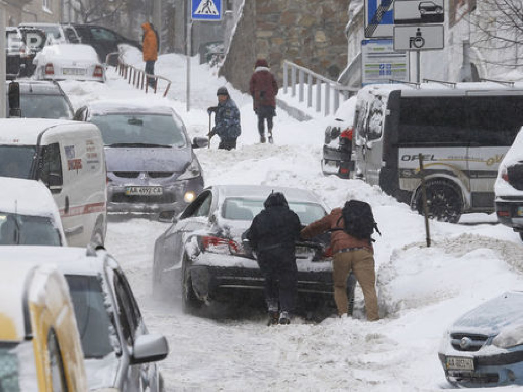 Эксперт: На тротуарах убирать снег сложнее, потому что туда не каждый трактор заедет