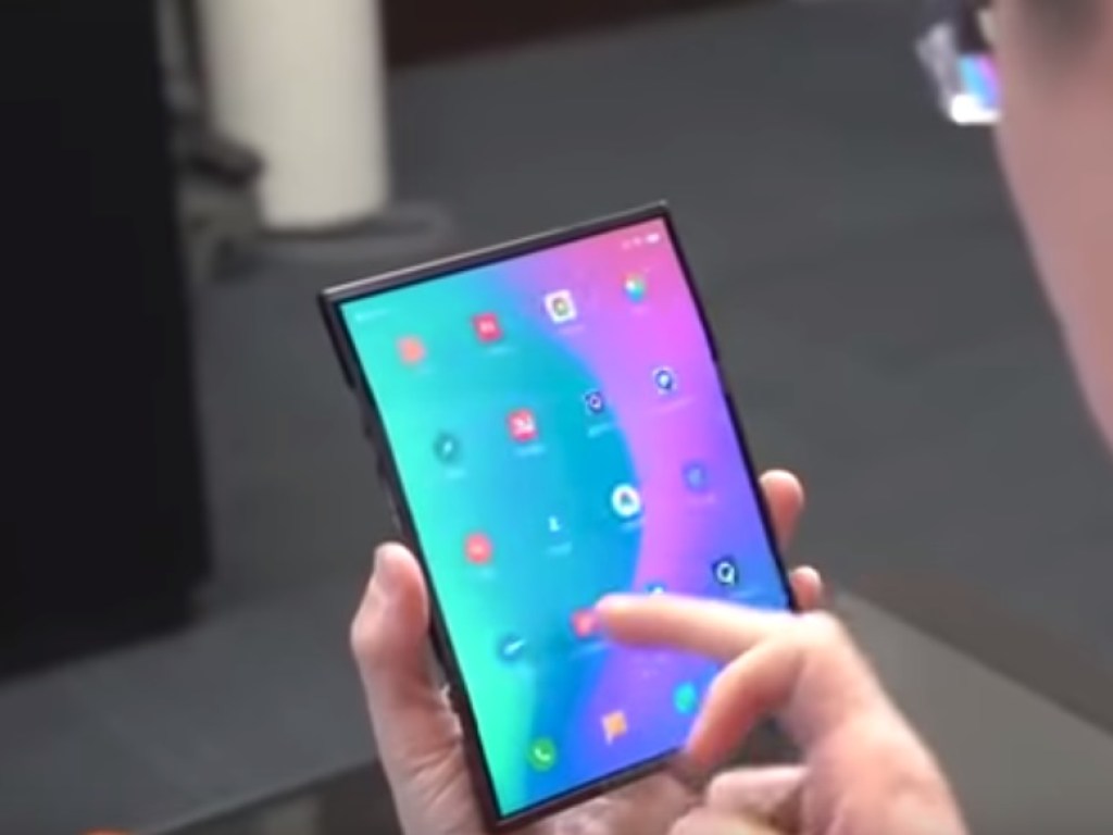 Xiaomi показала гнущийся смартфон (ВИДЕО)