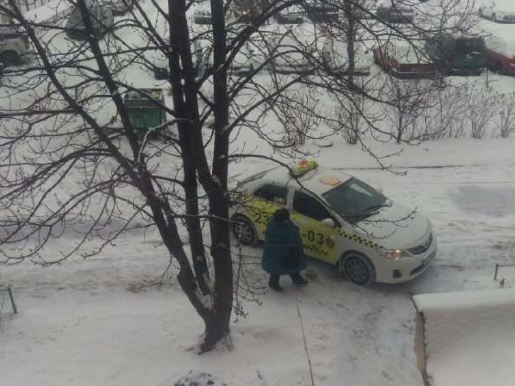 В Киеве очередной «герой парковки» заблокировал проезд